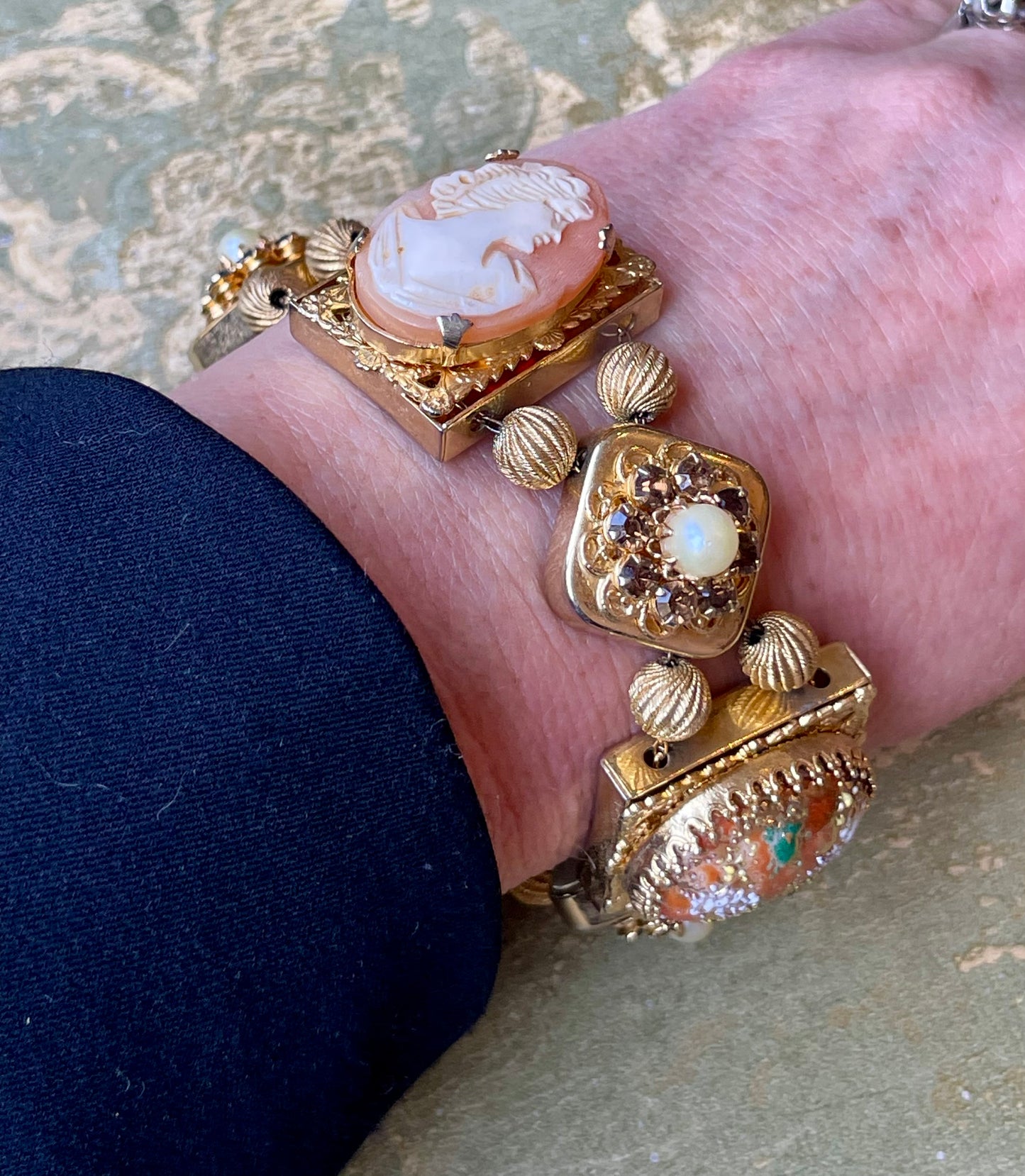 Bracciale dorato con paste di vetro e cammeo, anni ‘80