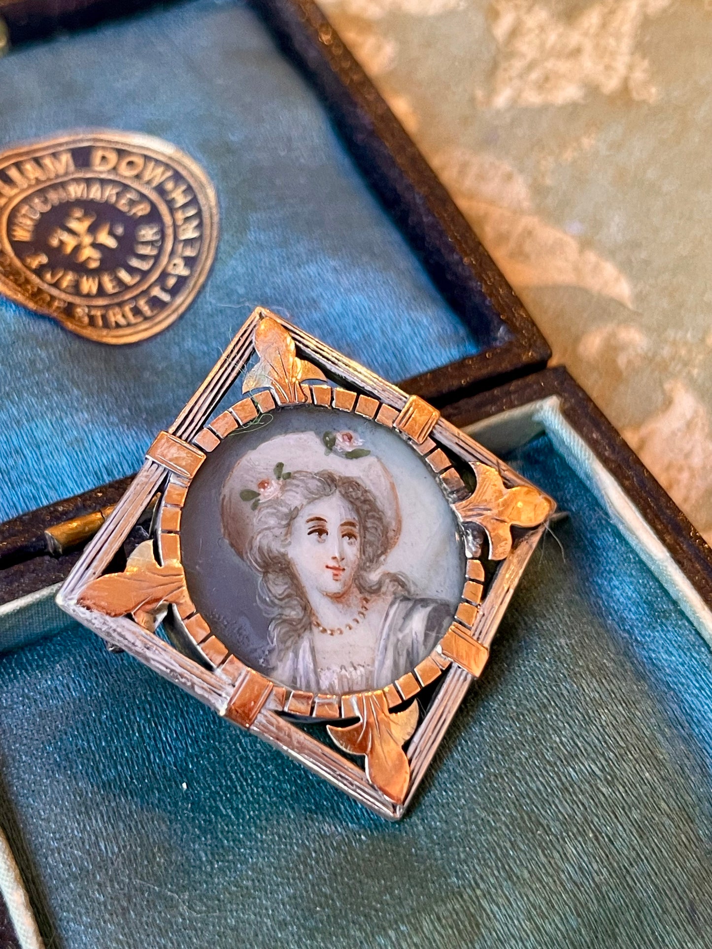 Raffinata spilla con miniatura dipinta con ritratto di dama, epoca vittoriana