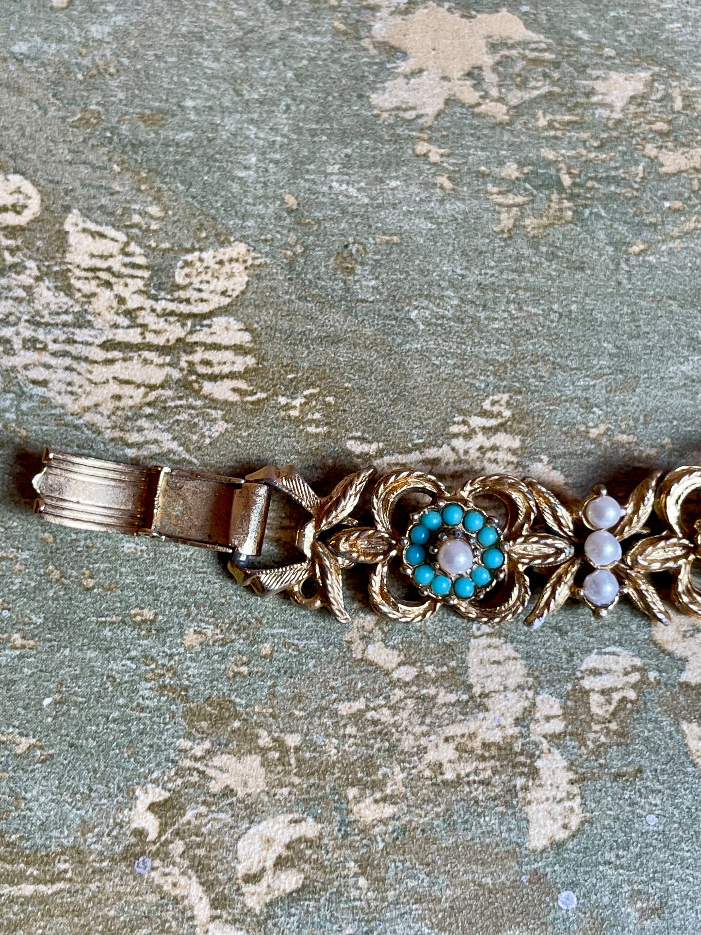 Sofisticato bracciale dorato con piccole perle e pasta di turchesi, anni ‘40/50