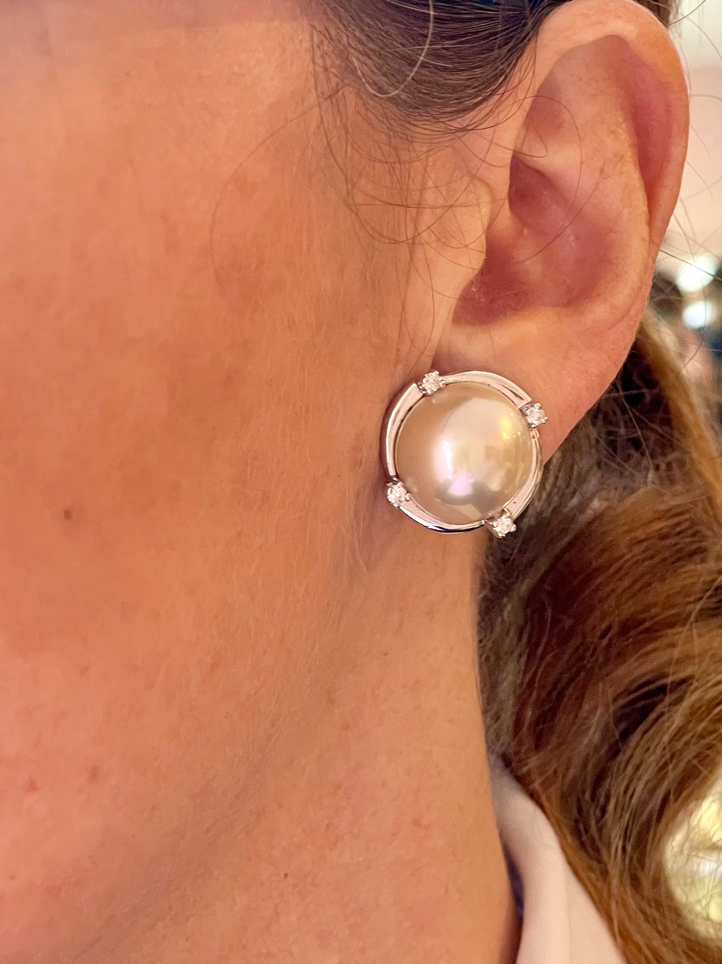 Orecchini a bottone in argento e perle mabe’, anni ‘80