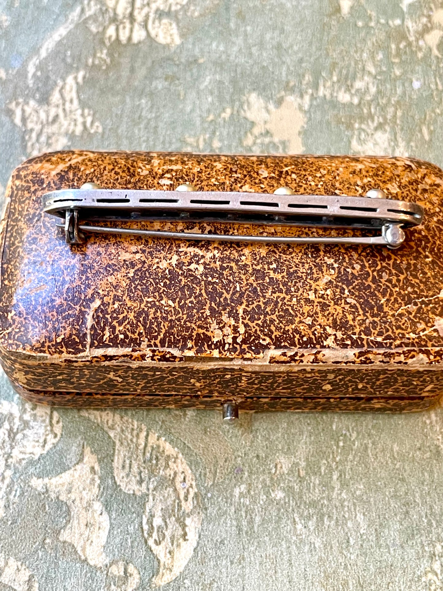 Spilla Barretta in argento, cristalli e perle, 1930/40