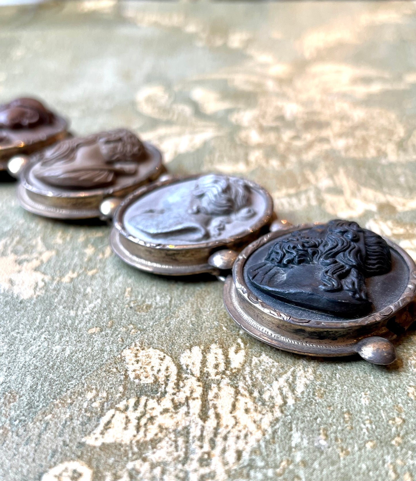 Bracciale in pietra lava e vermeil, vittoriano