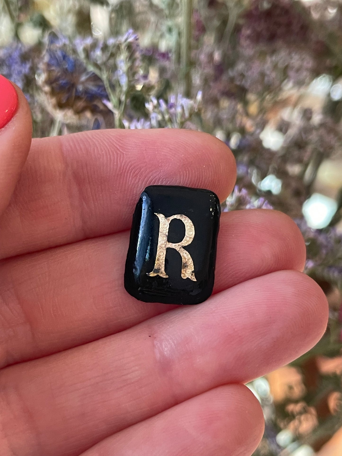 Squisito intaglio vittoriano in pasta di vetro con iniziale R