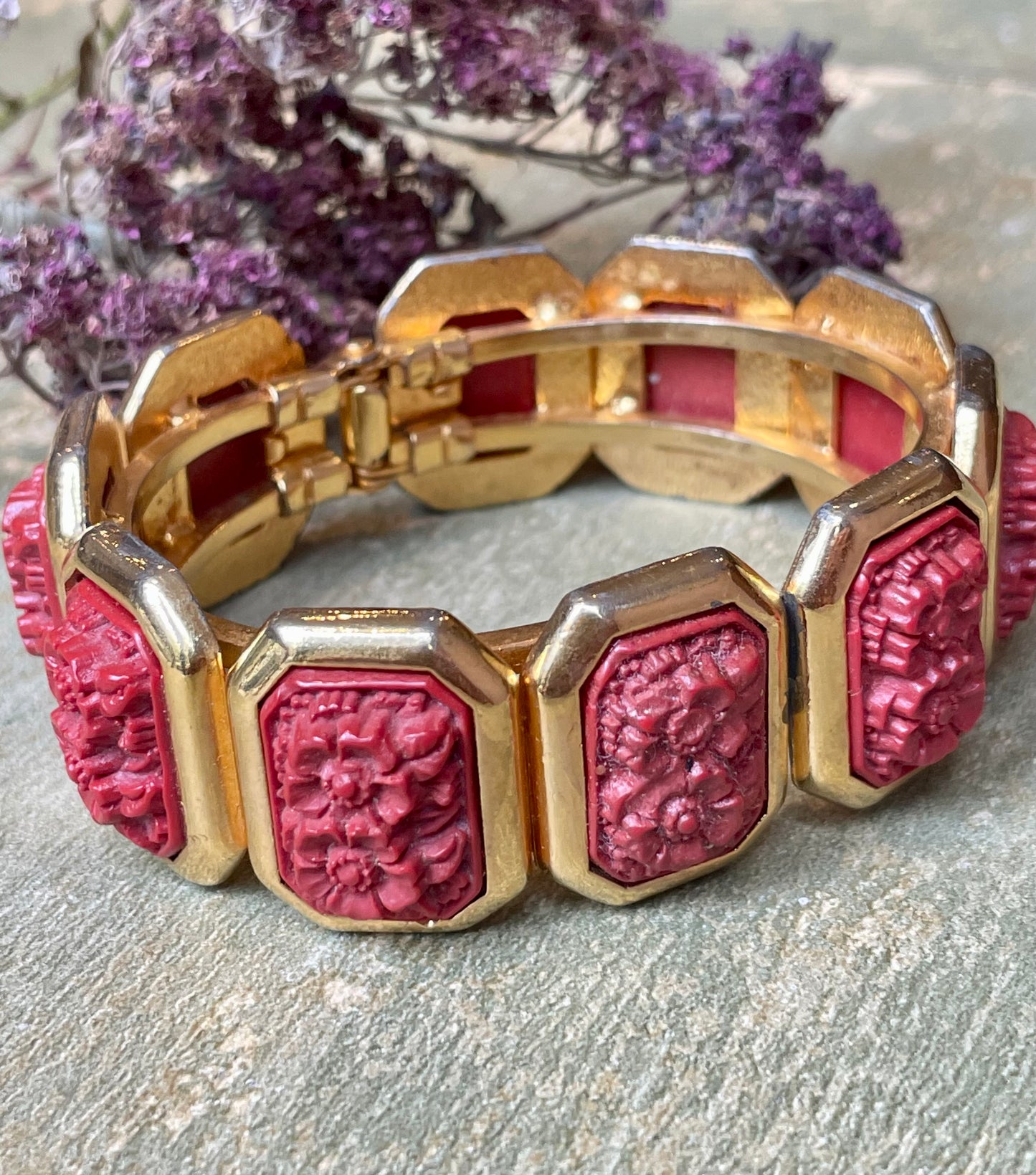 Bracciale semi rigido con placchette floreali, anni ‘50