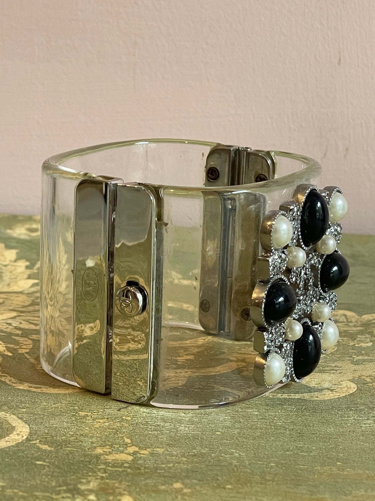 Manchette in plexi Chanel