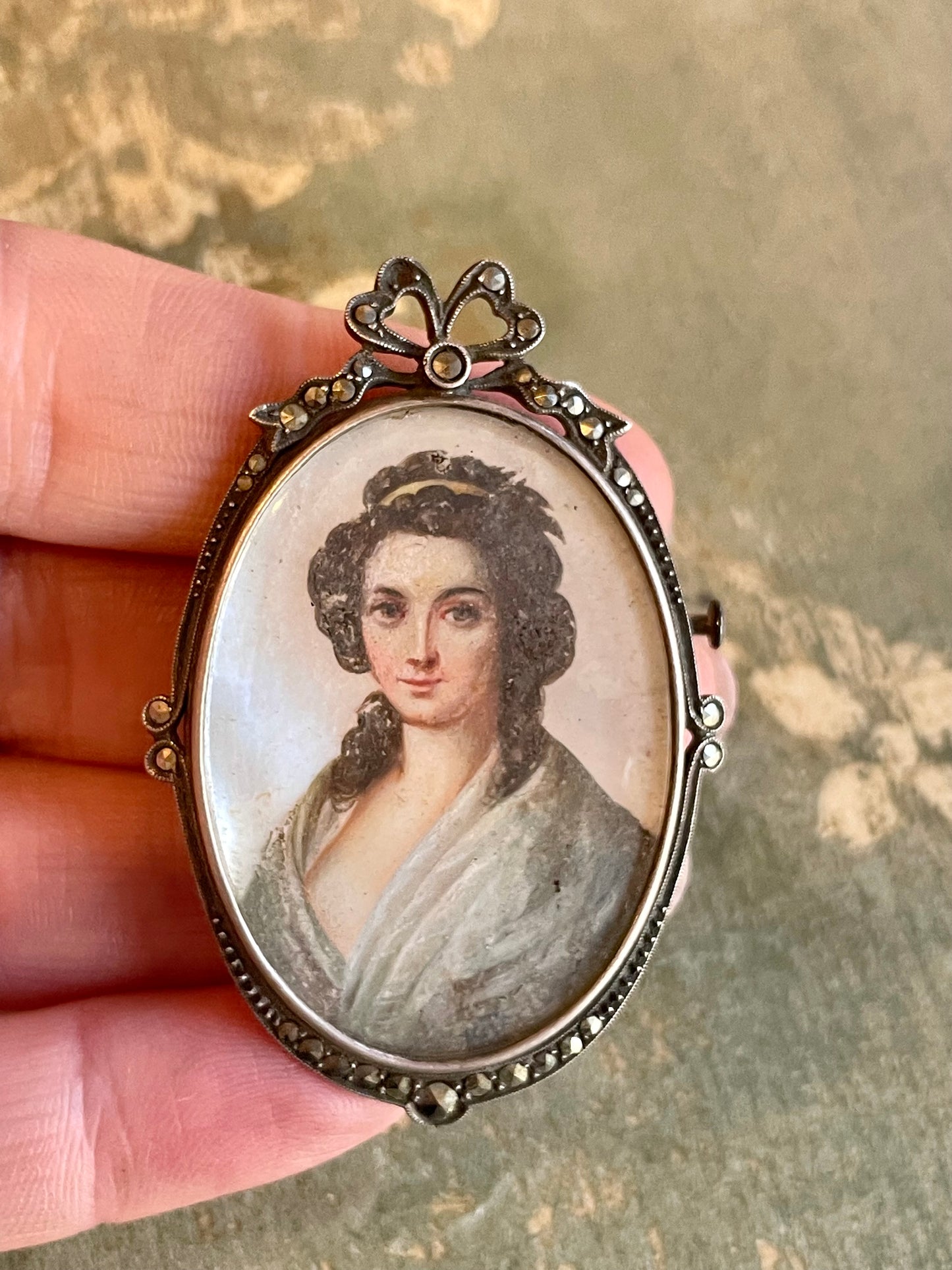 Romantica spilla in argento e marcassite con ritratto di nobildonna, 1910/20