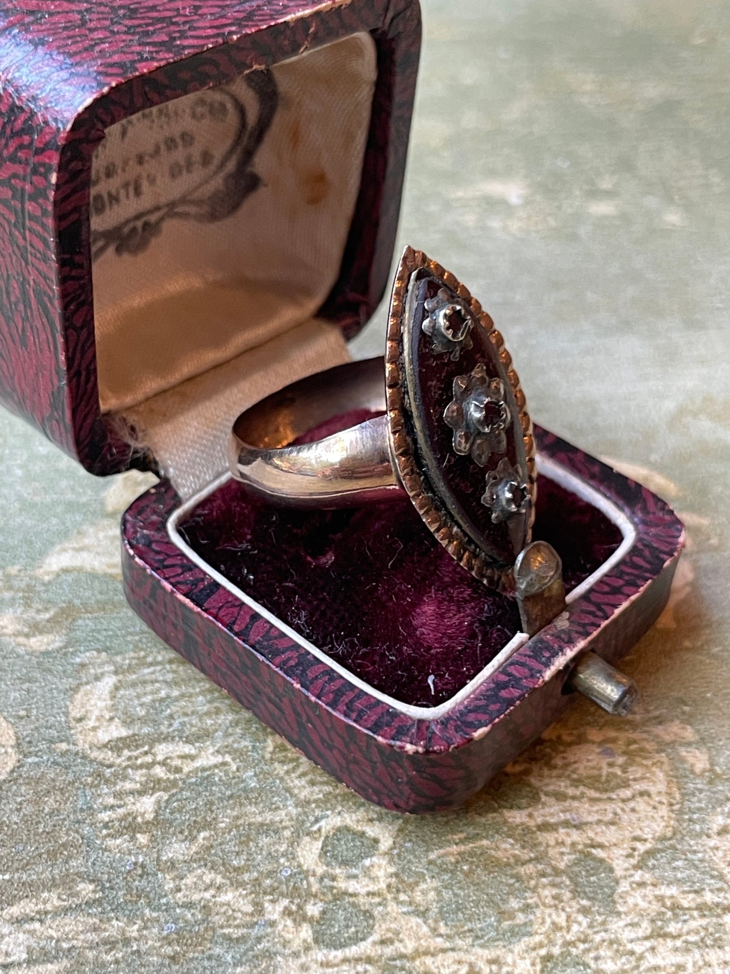 Squisito anello Navette in smalto, epoca georgiana