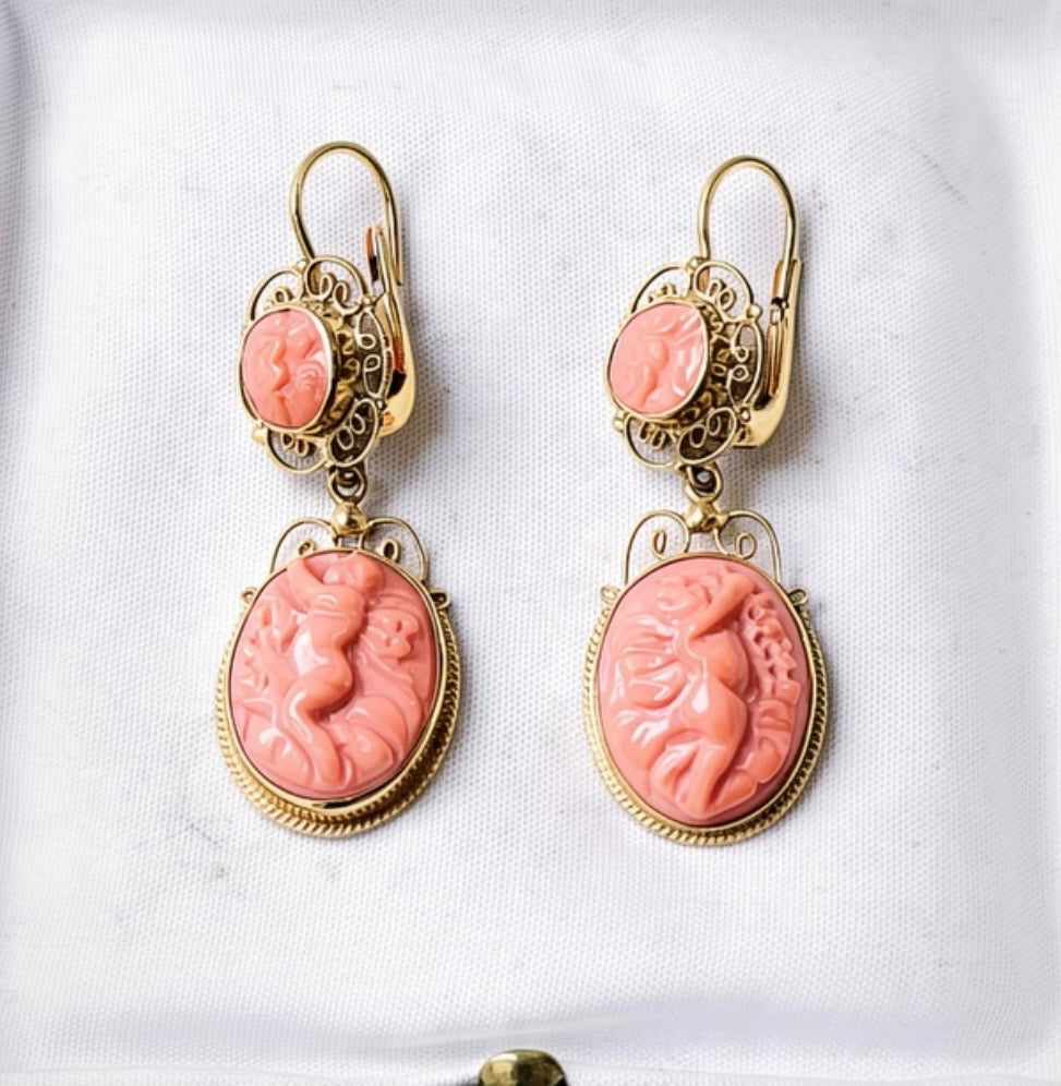 Evocativi orecchini con cammei in corallo, montati in oro giallo, epoca vittoriana