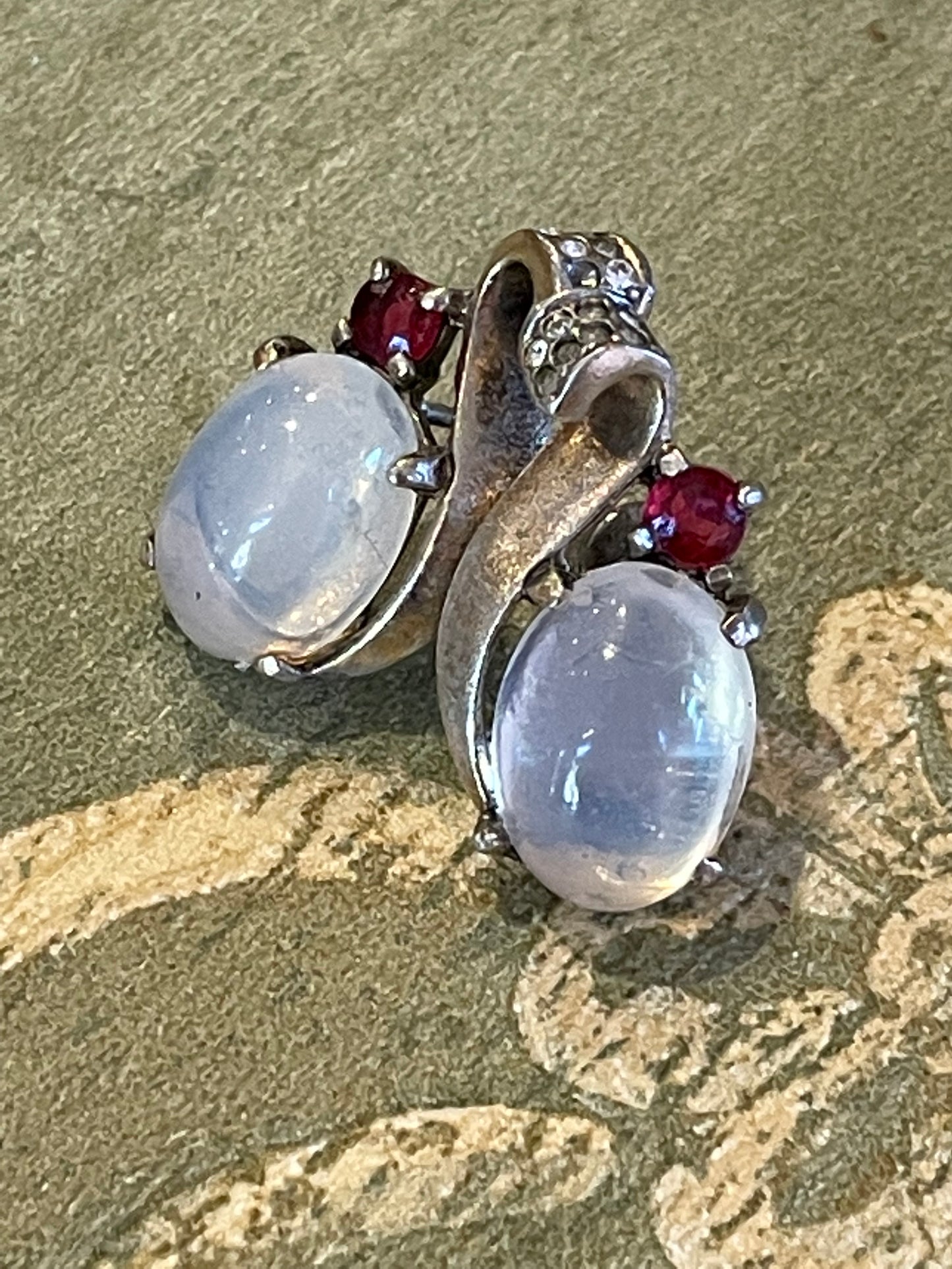 Orecchini in argento e claire de lune, Trifari, anni ‘40/50