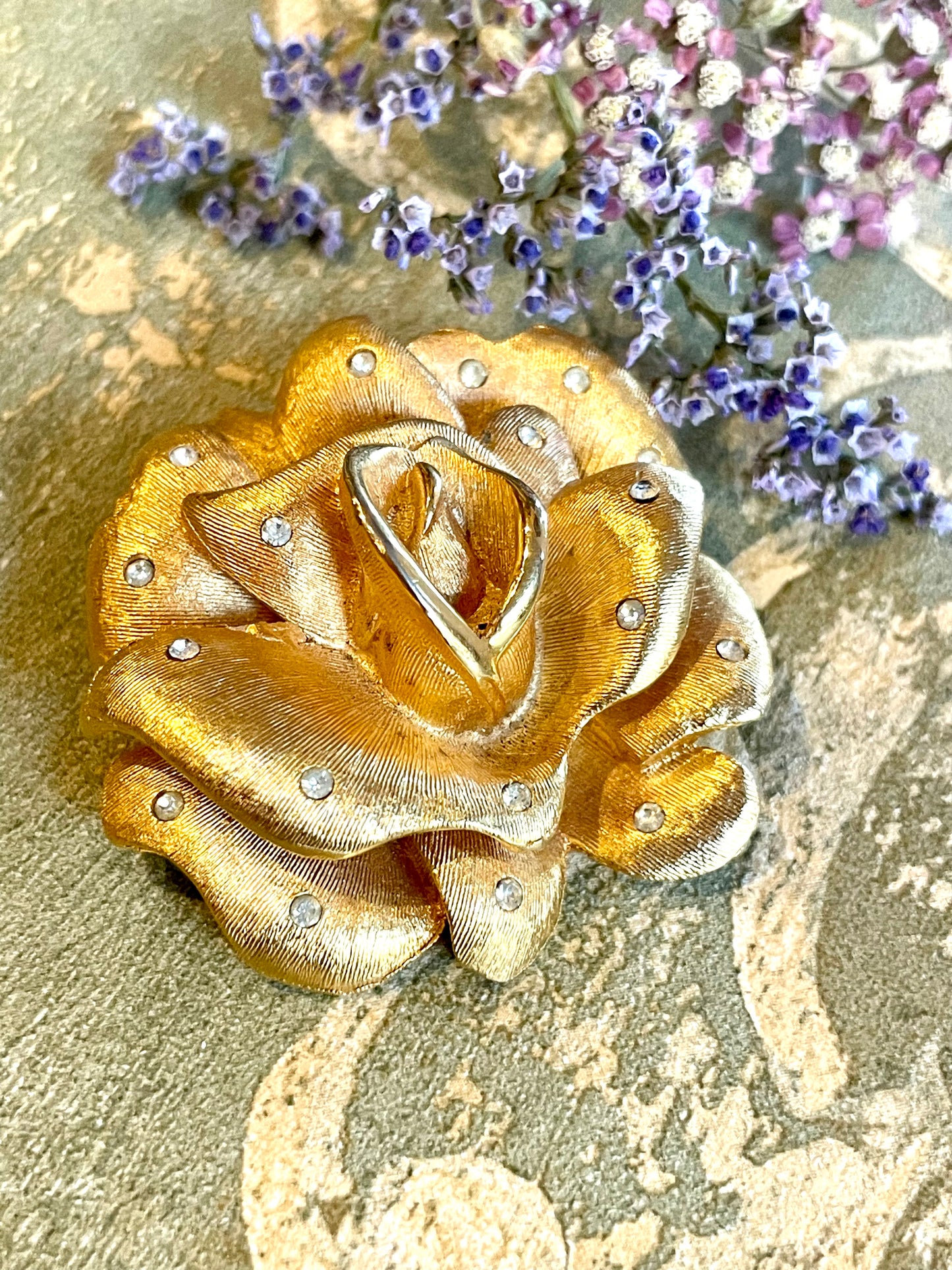 Romantica spilla con rosa dorata e cristalli, anni ‘40