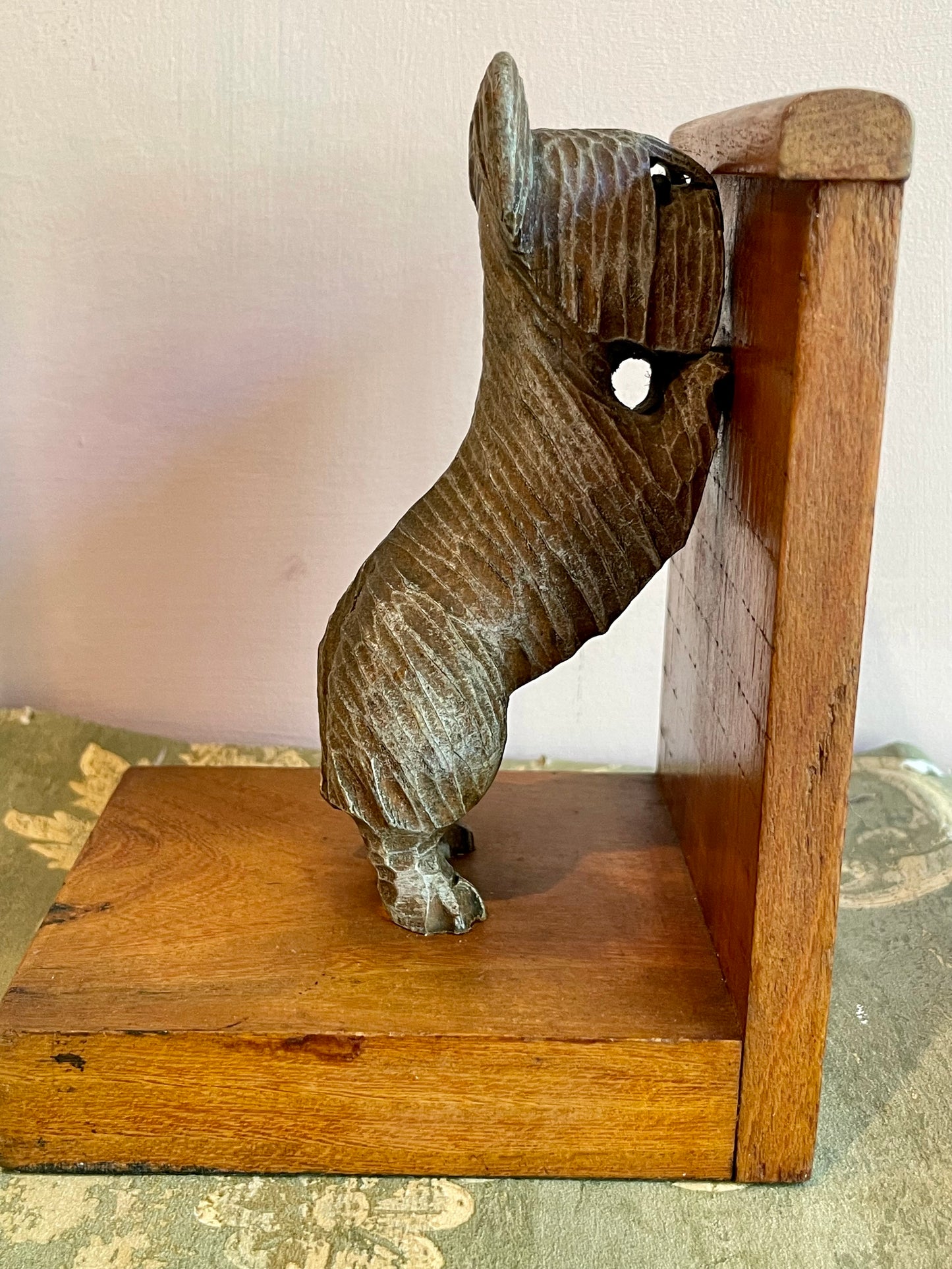 Reggi libri con cagnolini in legno, anni ‘30/40