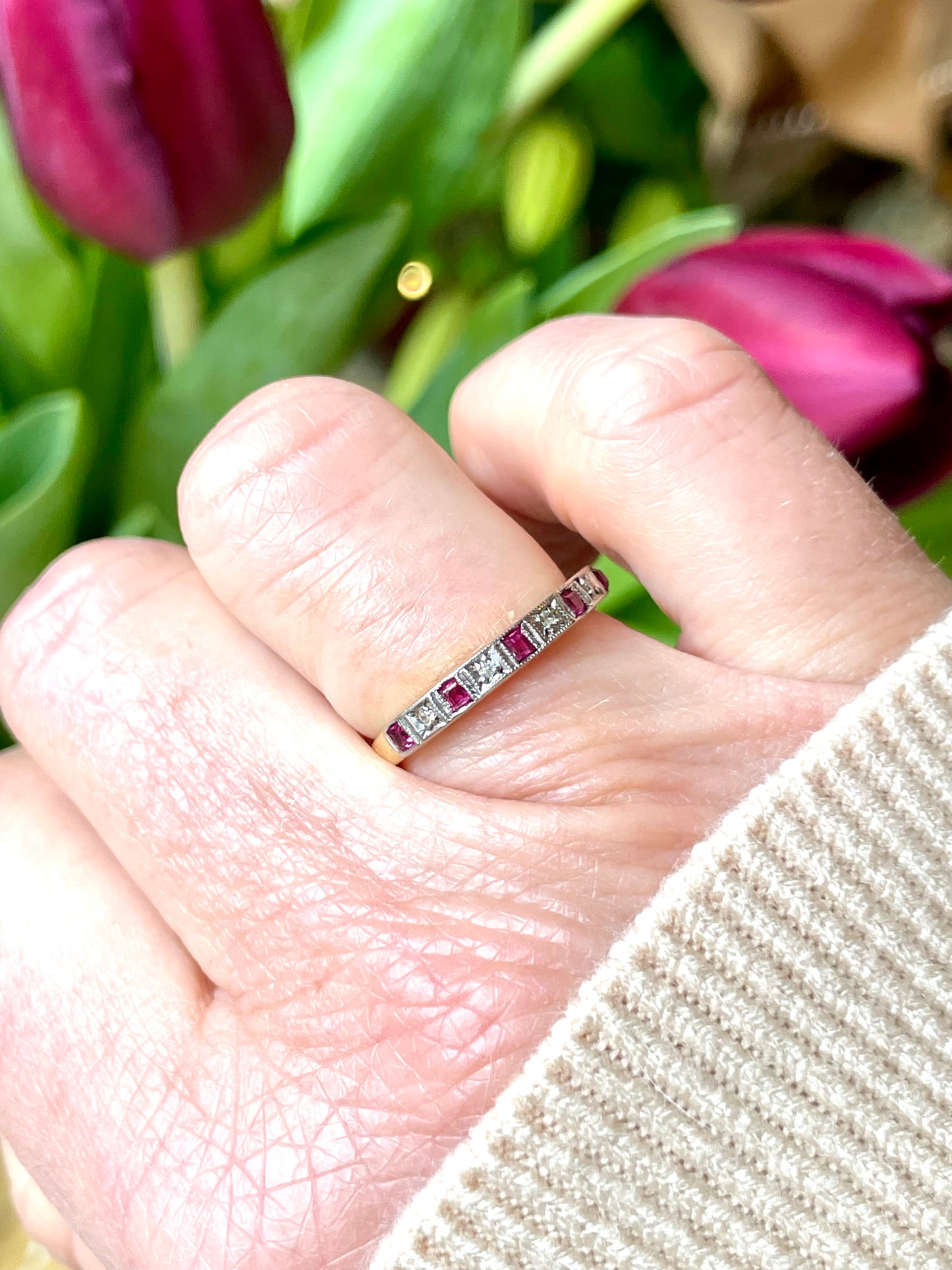 Squisita fede demi riviere con diamanti e rubini