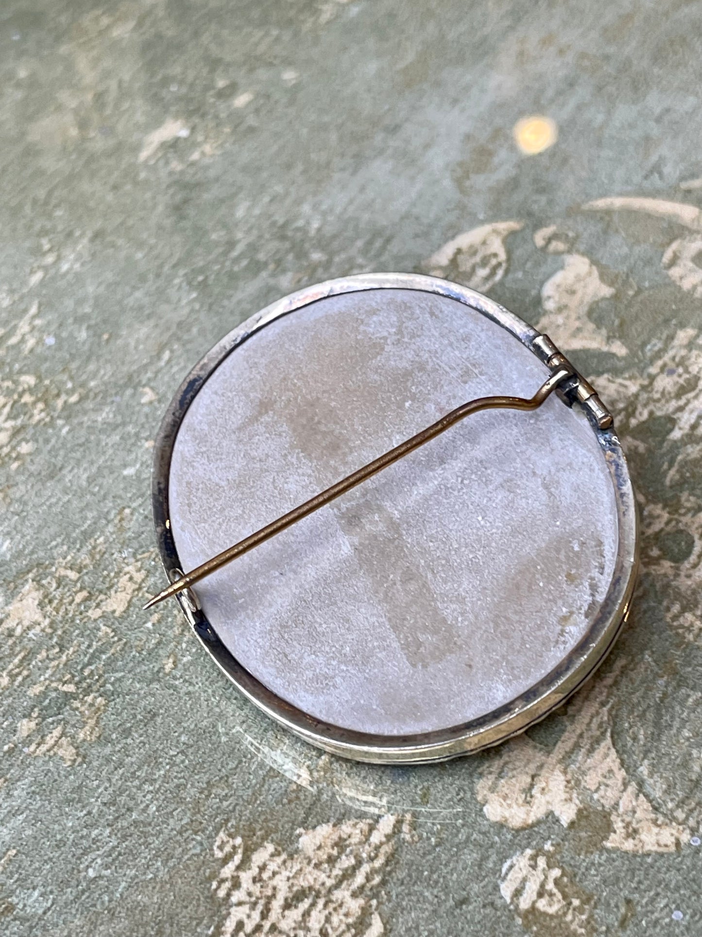 Grande spilla con Angelo in pietra lava e argento, vittoriana