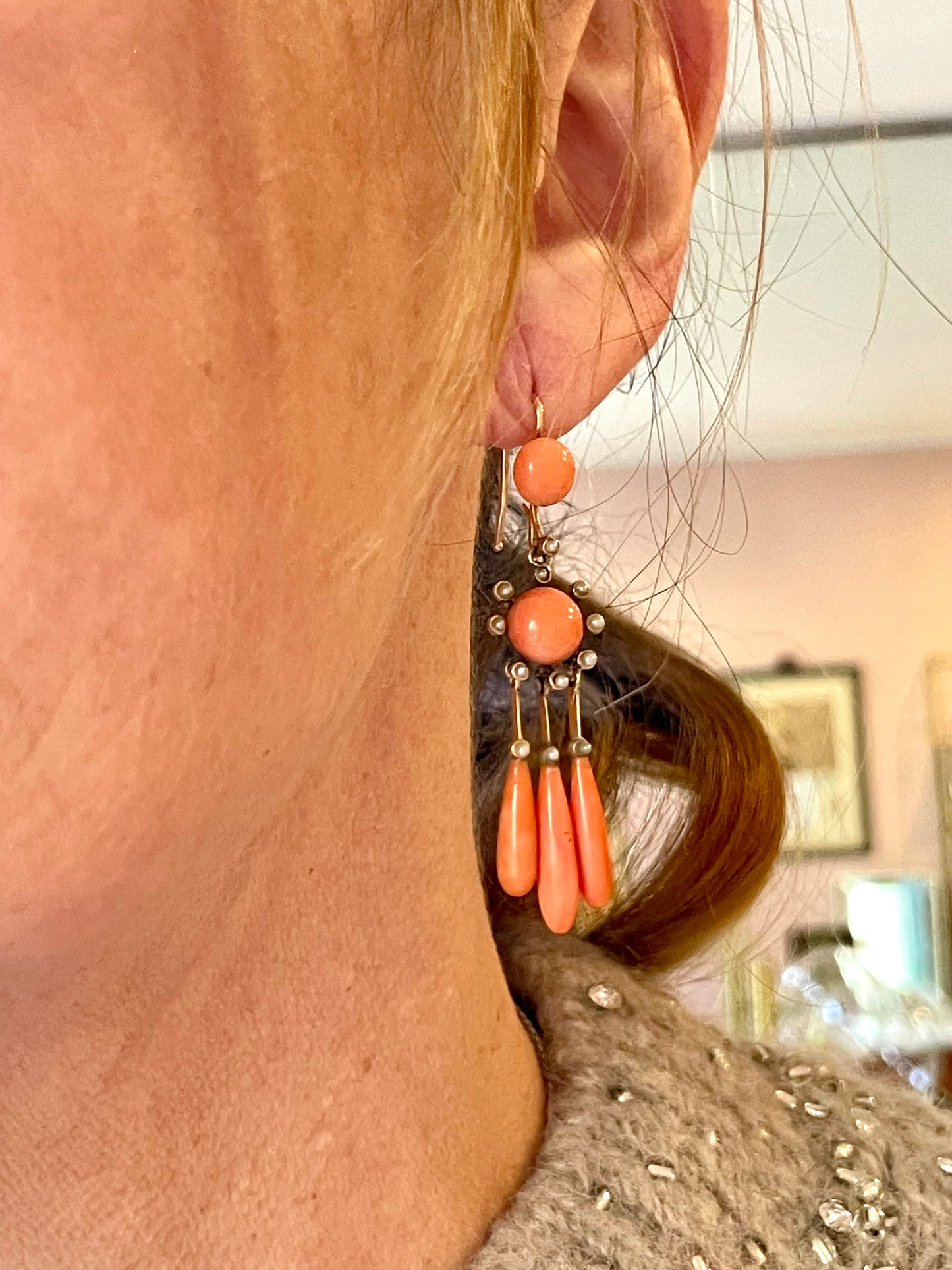 Incantevoli orecchini vittoriani con gocce di corallo naturale