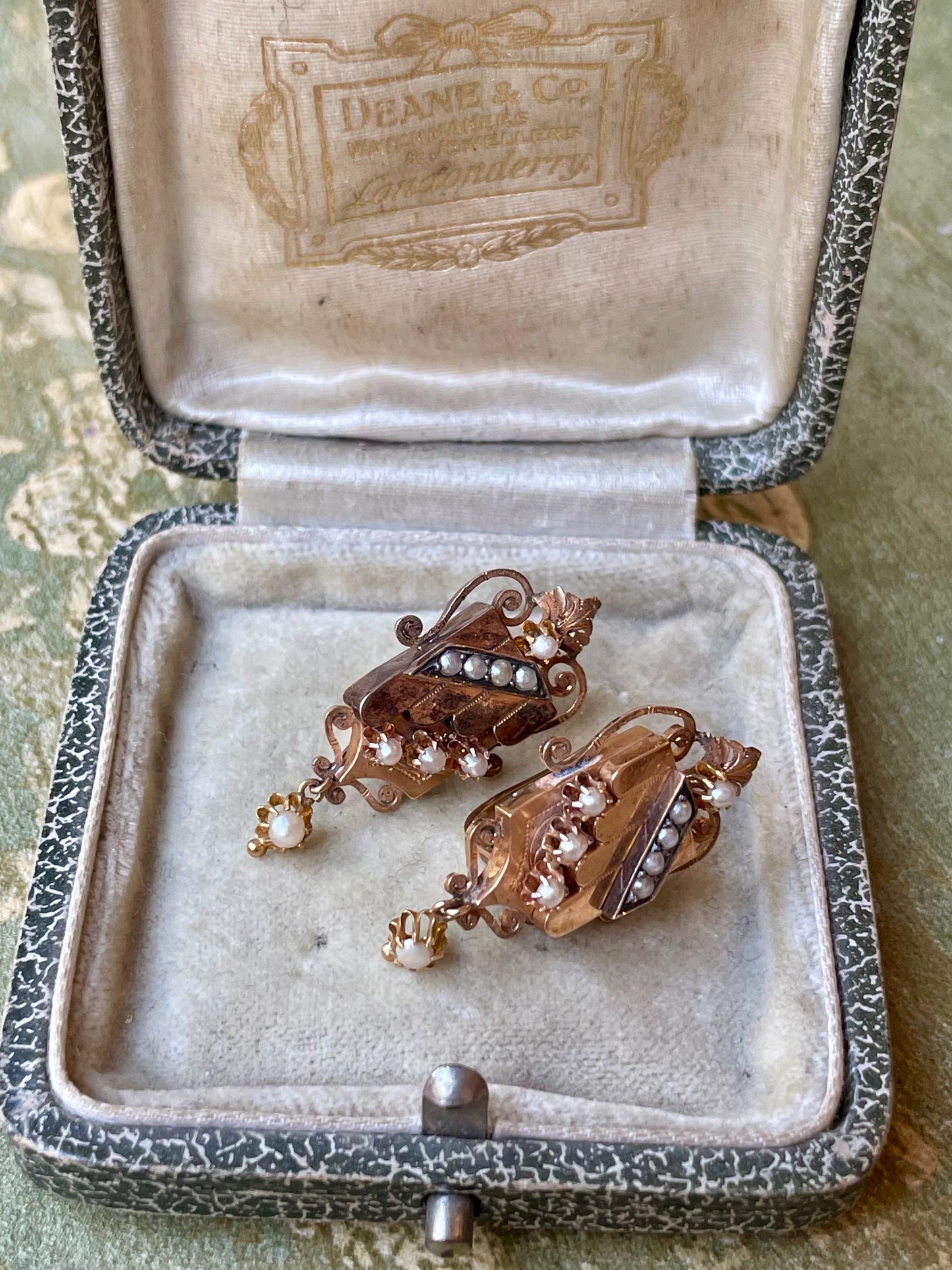 Orecchini traversine in lamina d’oro rosa e perle, epoca vittoriana