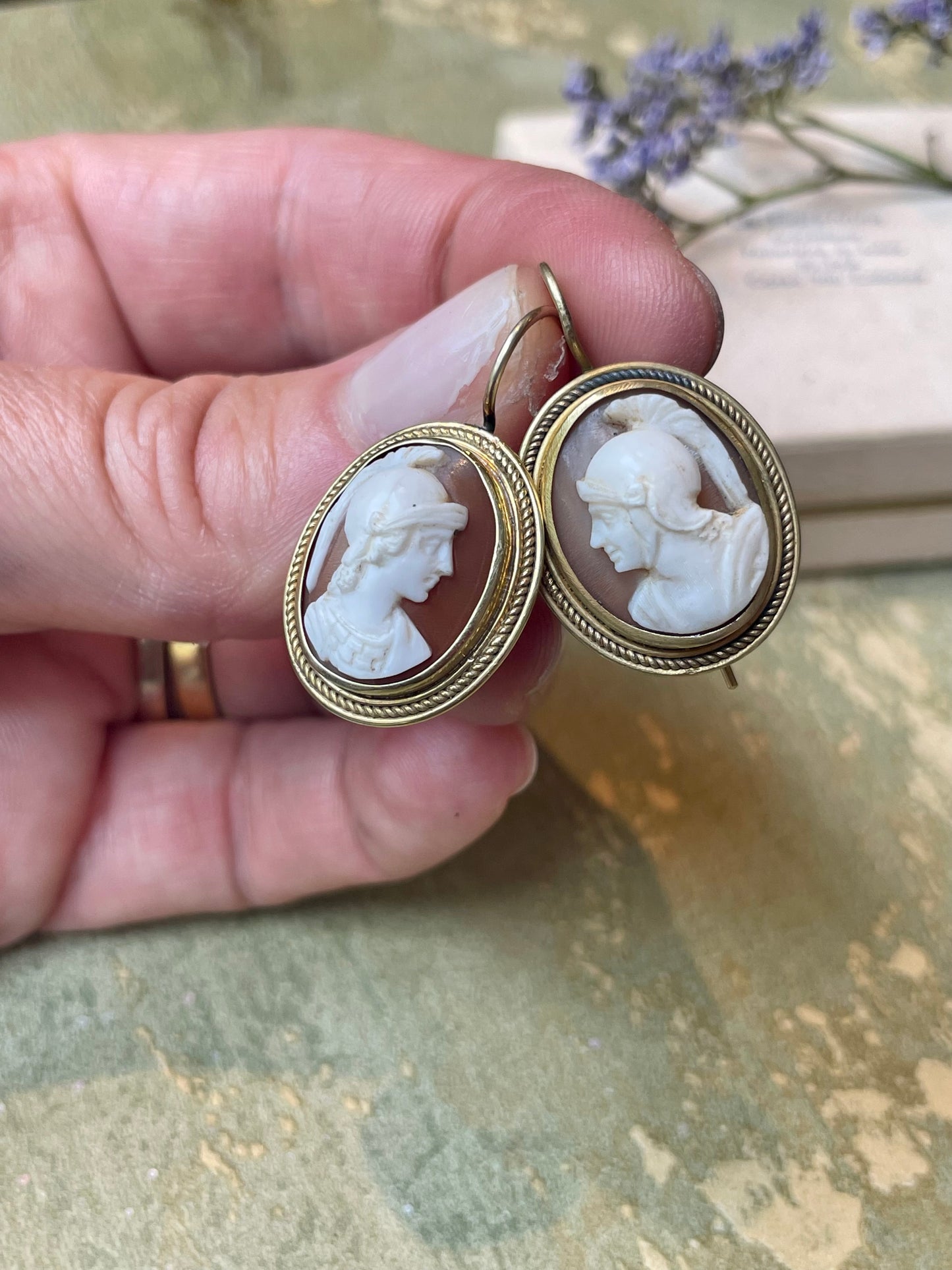 Orecchini con cammeo conchiglia intagliato con profili neoclassici, epoca vittoriana