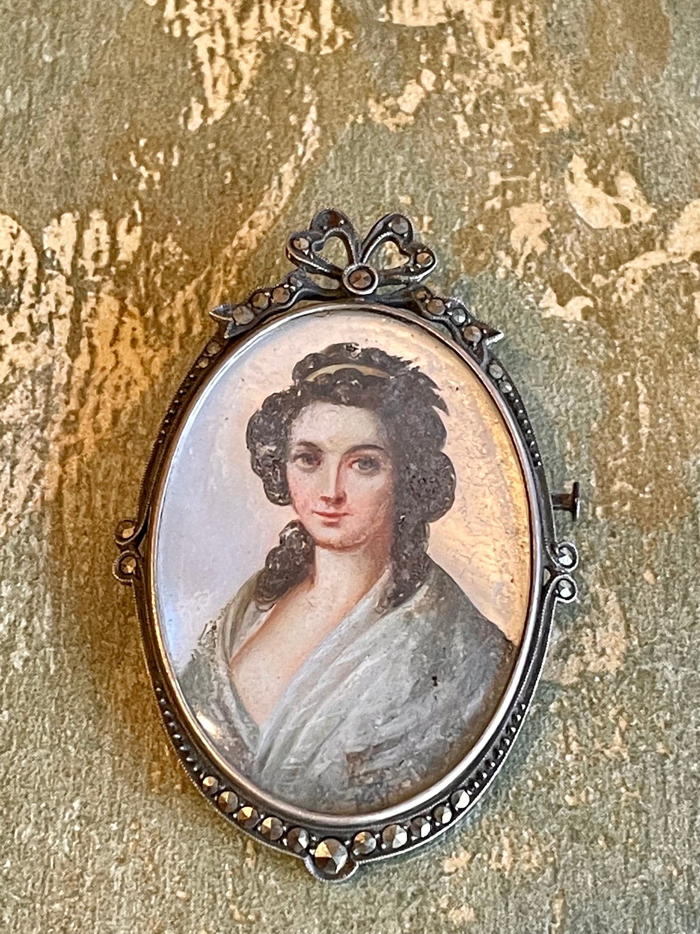 Romantica spilla in argento e marcassite con ritratto di nobildonna, 1910/20