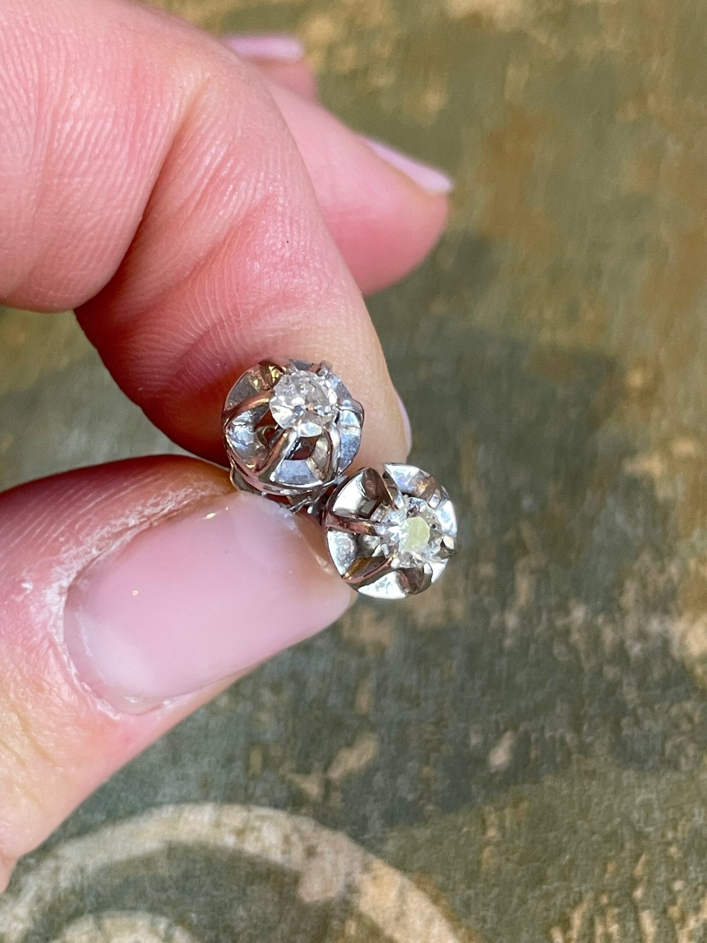 Orecchini punto luce in oro bianco e diamanti, 1910/20