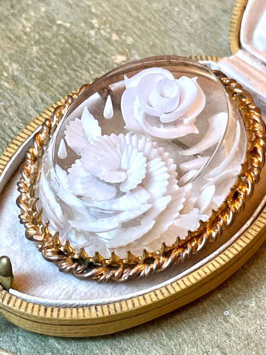 Stupenda spilla in lucite intarsiata con motivi floreali, anni ‘30/40