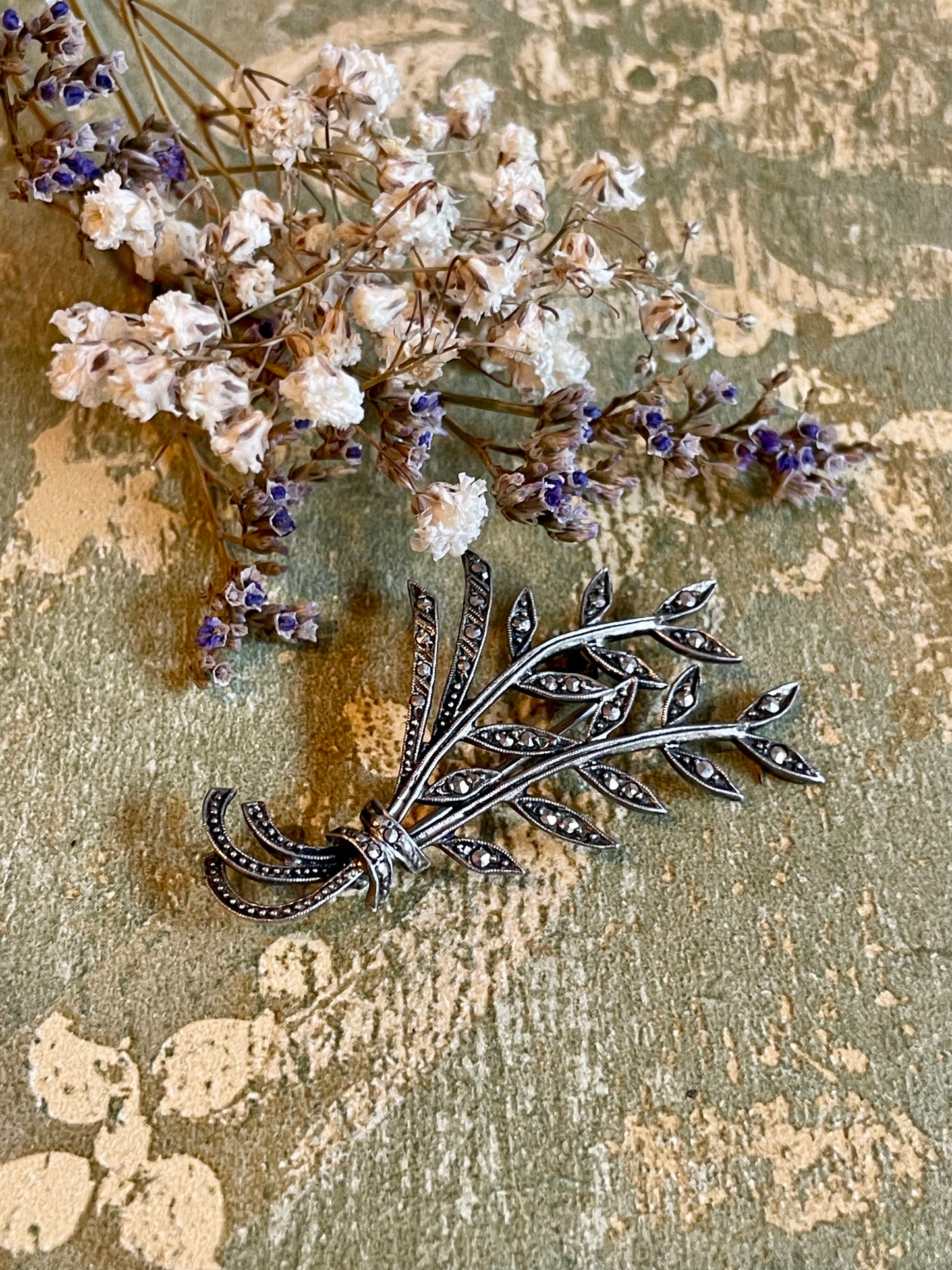 Elegante spilla in argento e marcassite, anni ‘40