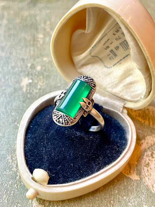 Anello in lucite verde, argento e marcassite, 1920/30