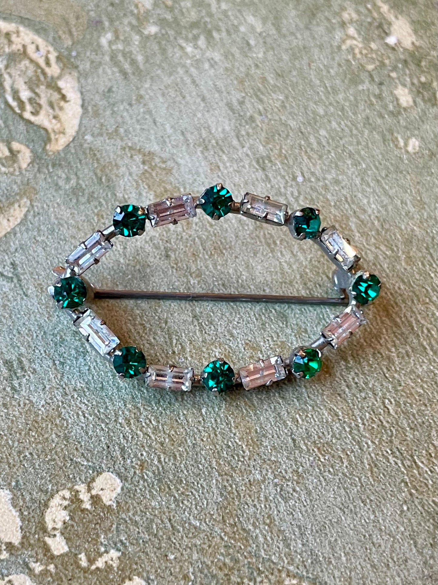 Luminosa spilla con cristalli verdi e bianchi, anni ‘50