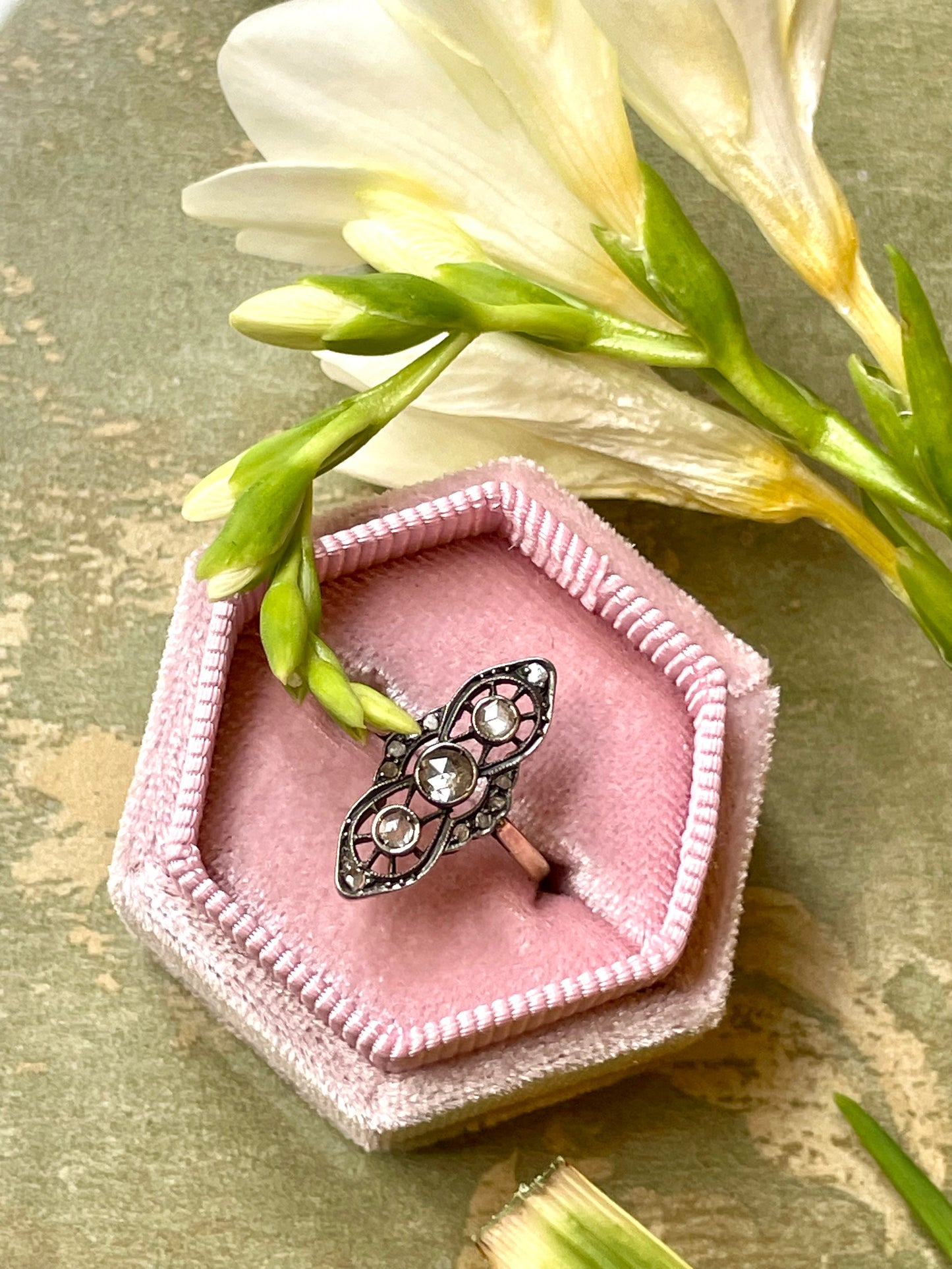 Indimenticabile anello Art Nouveau con diamanti