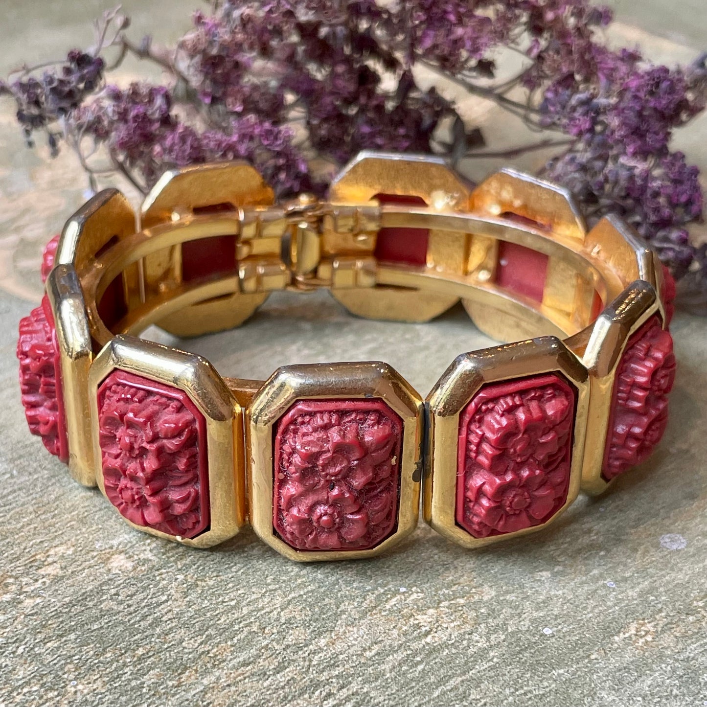 Bracciale semi rigido con placchette floreali, anni ‘50