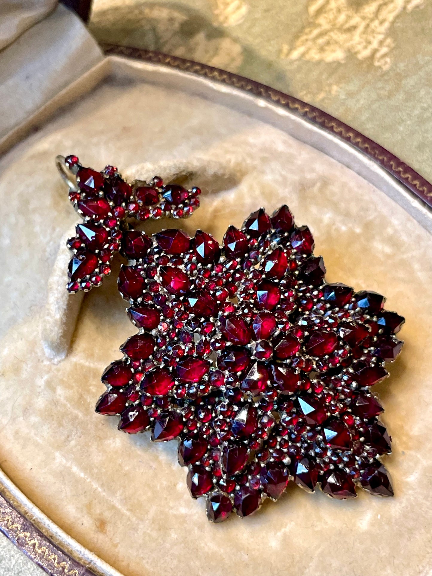 Elegante pendente vittoriano a stella in granati almandini