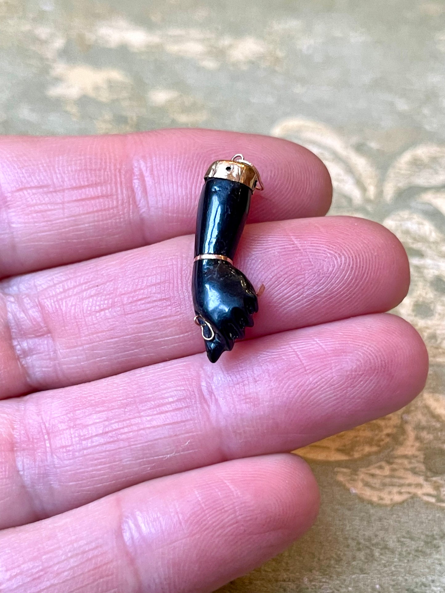 Pendente sentimentale vittoriano con mano portafortuna