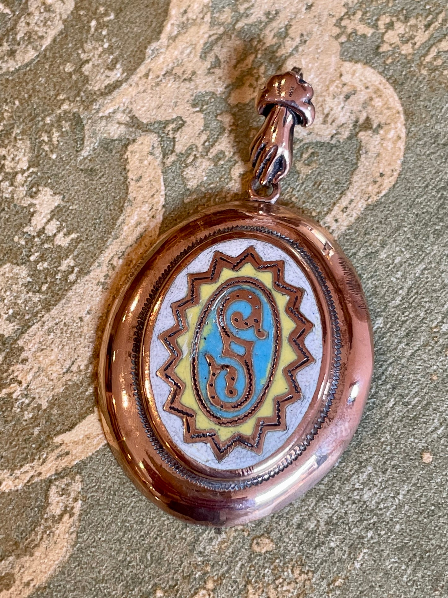 Elegante medaglione vittoriano con smalto e piccola manina