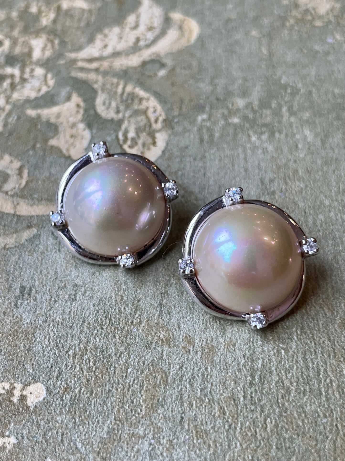 Orecchini a bottone in argento e perle mabe’, anni ‘80