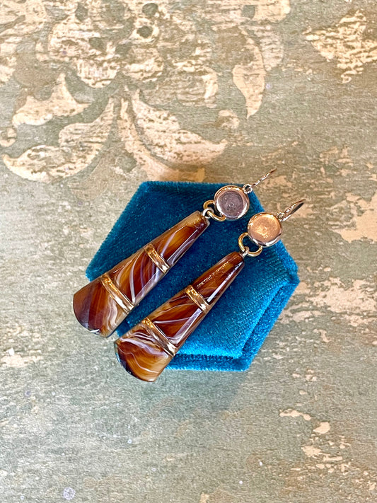 Incantevoli orecchini vittoriani in agata fasciata