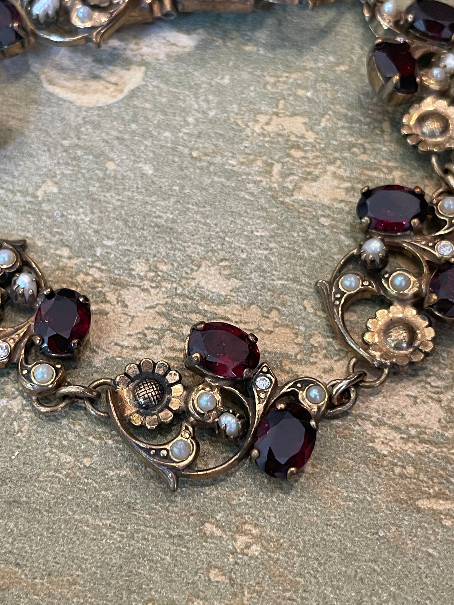 Romantico bracciale con decoro floreale, anni ‘50