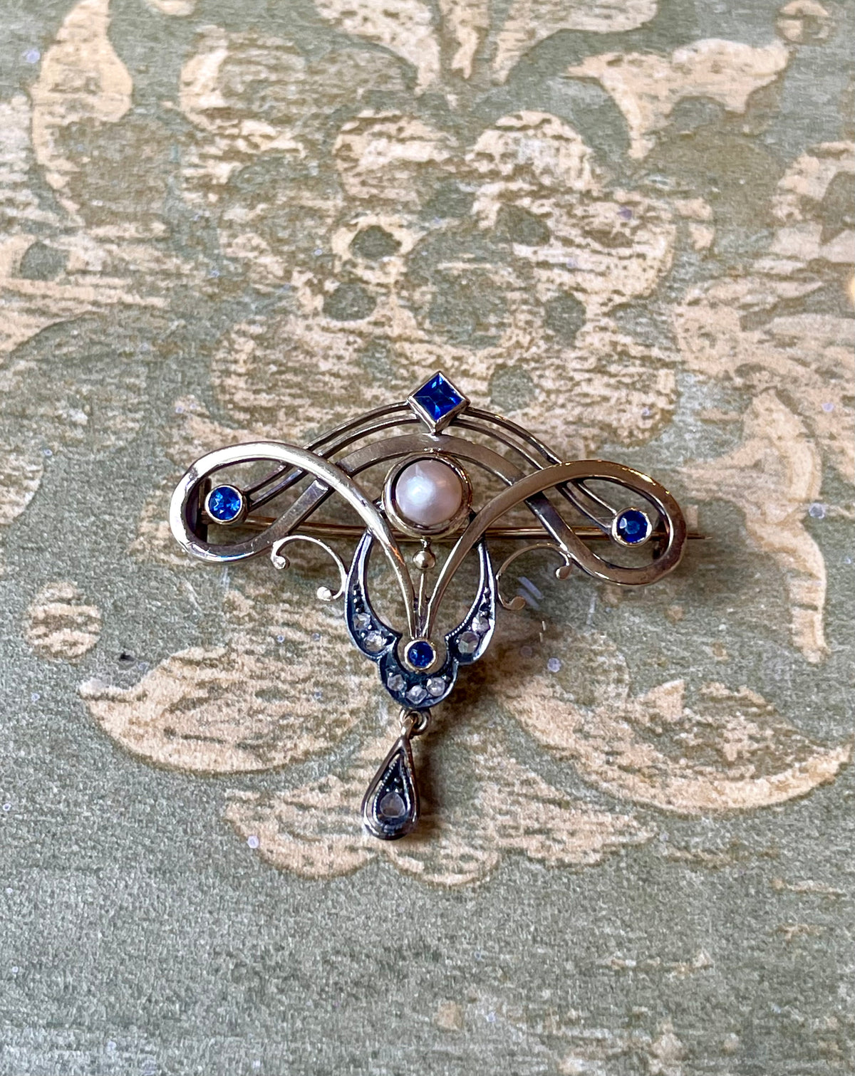Indimenticabile spilla Art Nouveau in oro, zaffiri, diamanti e perla