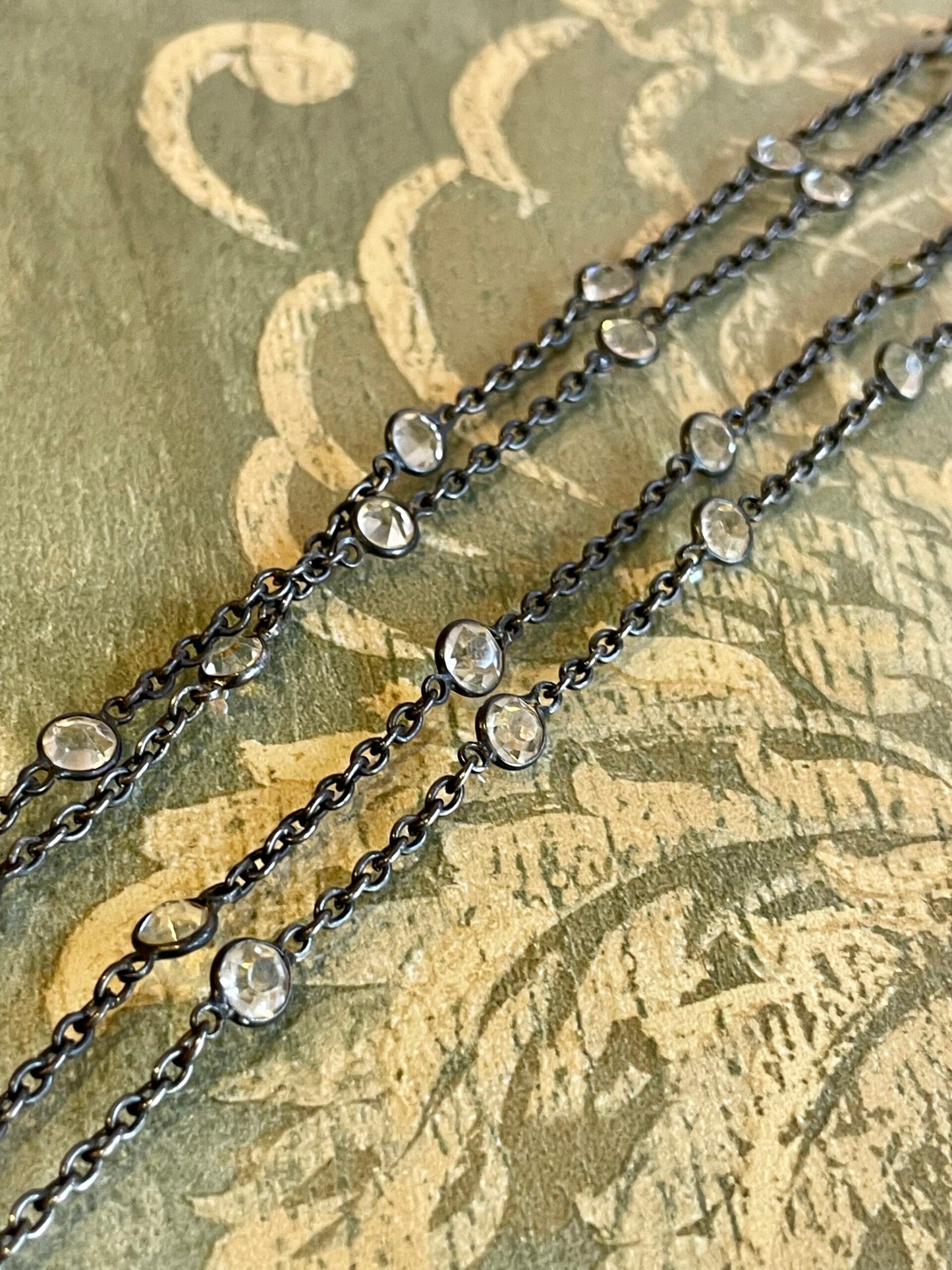 Long briolet chain in metal and paste, Victorian