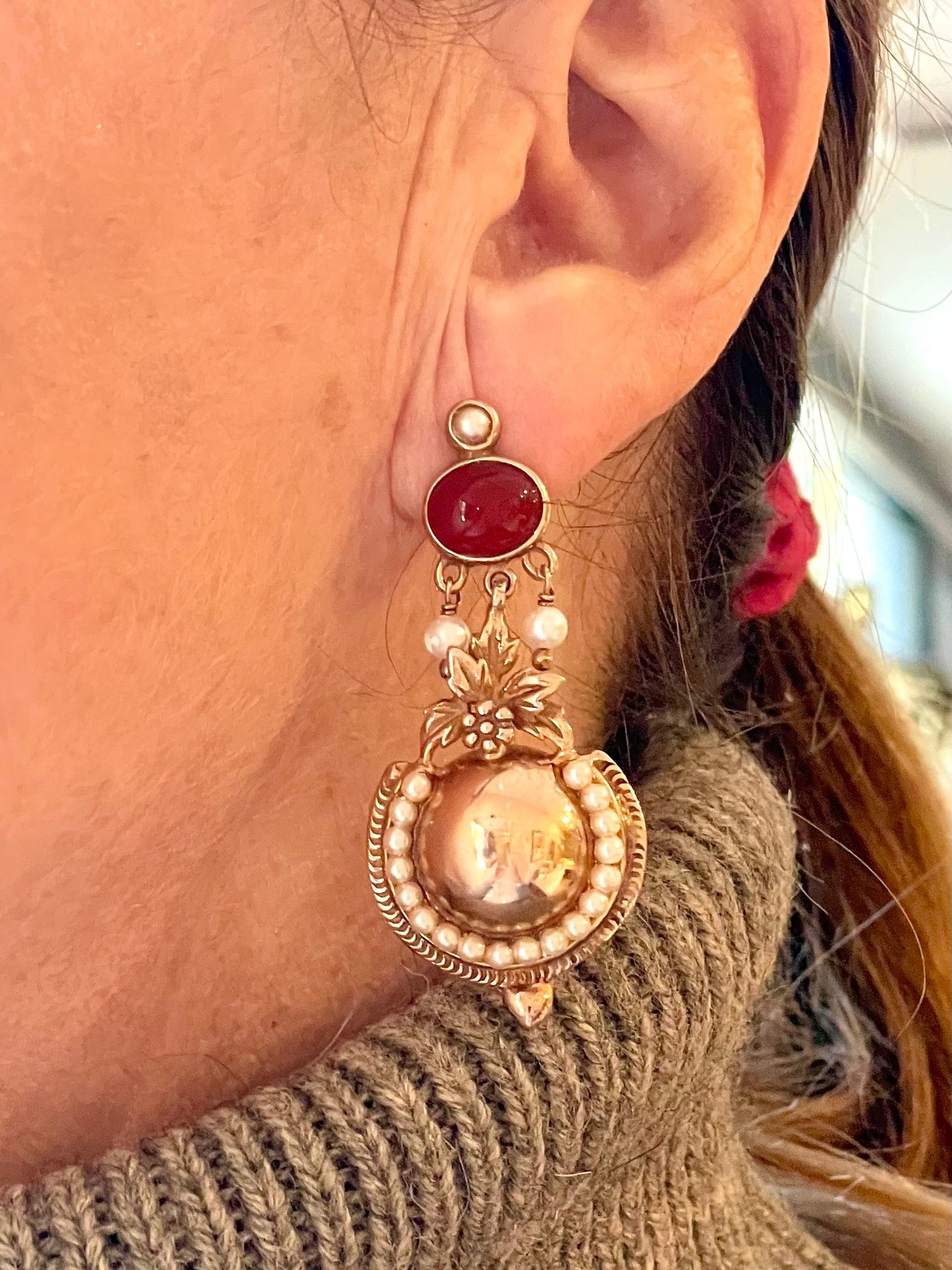 Eleganti orecchini in argento rosa, perle e corniola, anni ‘50