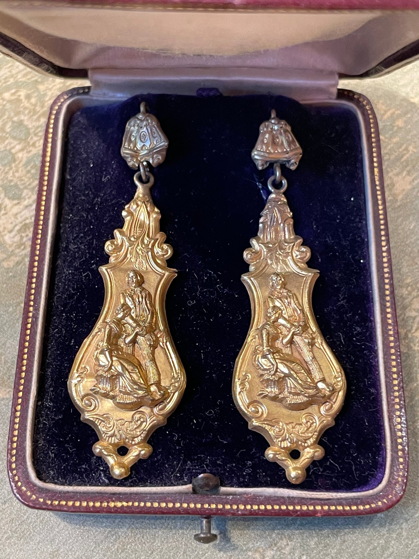 Orecchini in lamina d’oro con scena galante, epoca vittoriana