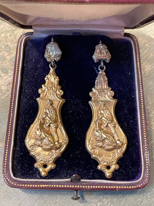 Orecchini in lamina d’oro con scena galante, epoca vittoriana