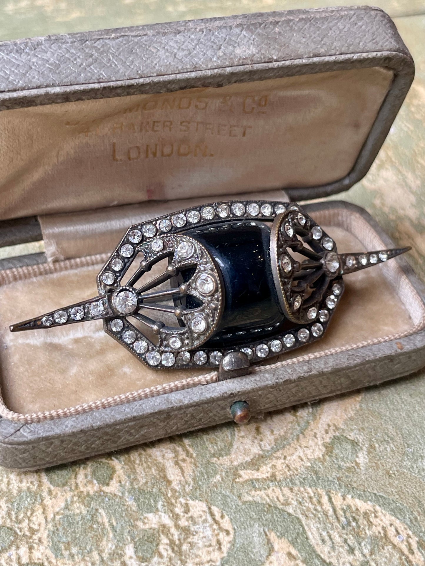 Elegante spilla in pasta di vetro e strass, Art Deco