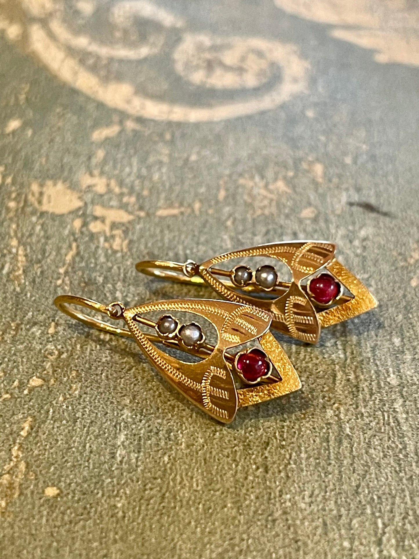 Liberty earrings in yellow gold, rubies and semi-pearls