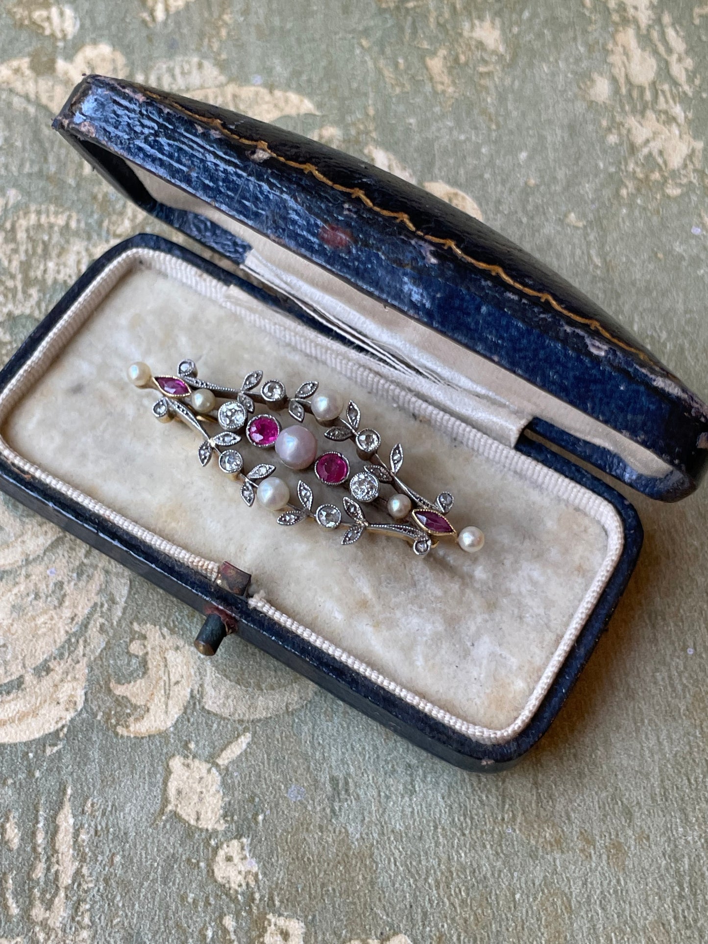 Indimenticabile spilla con tralcio di fiori in perle, rubini e dia, 1920/30