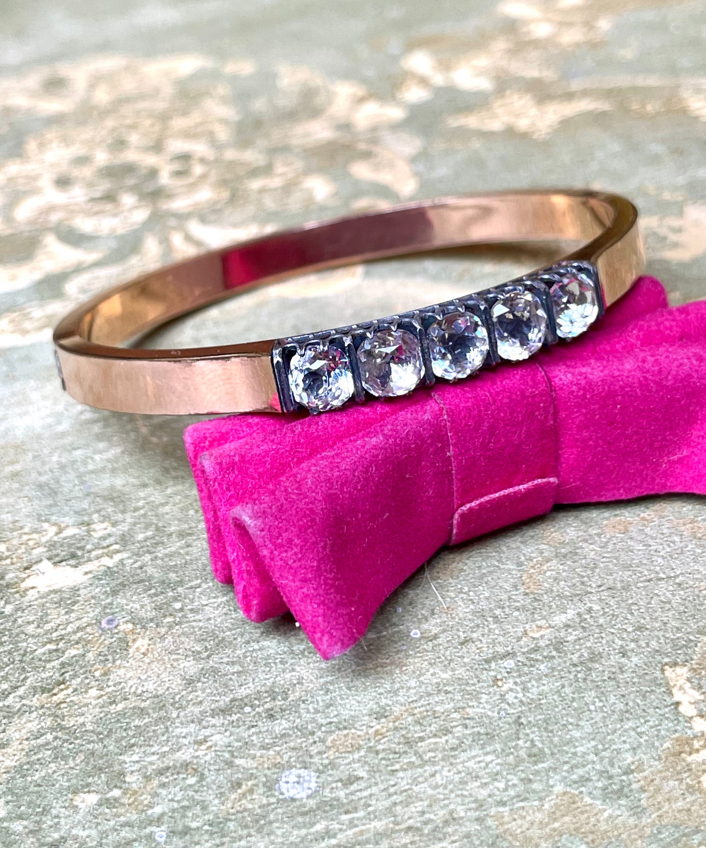 Bracciale rigido placcato oro rosa e paste, 1920/30