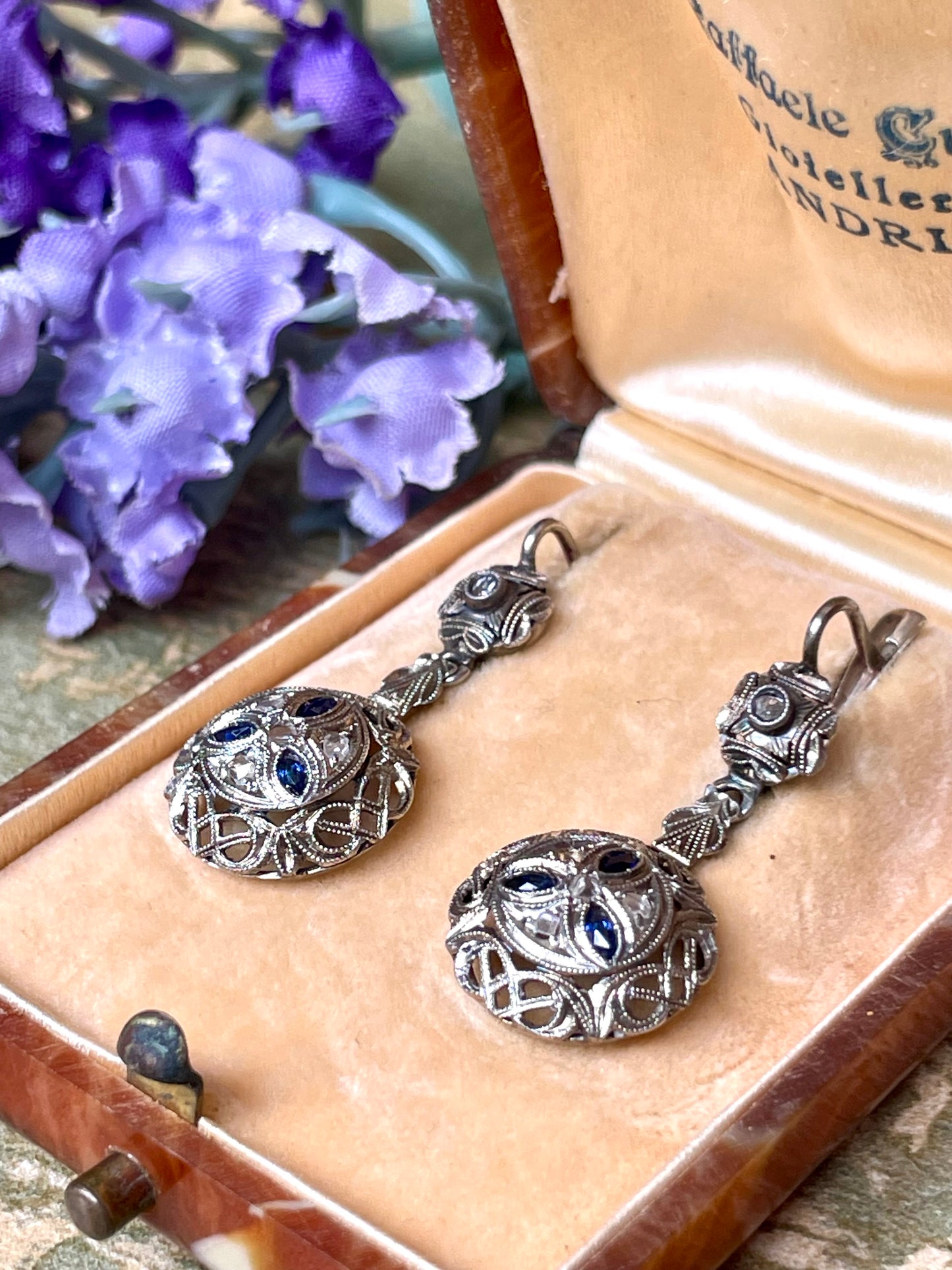 Romantici orecchini Art Deco con diamanti