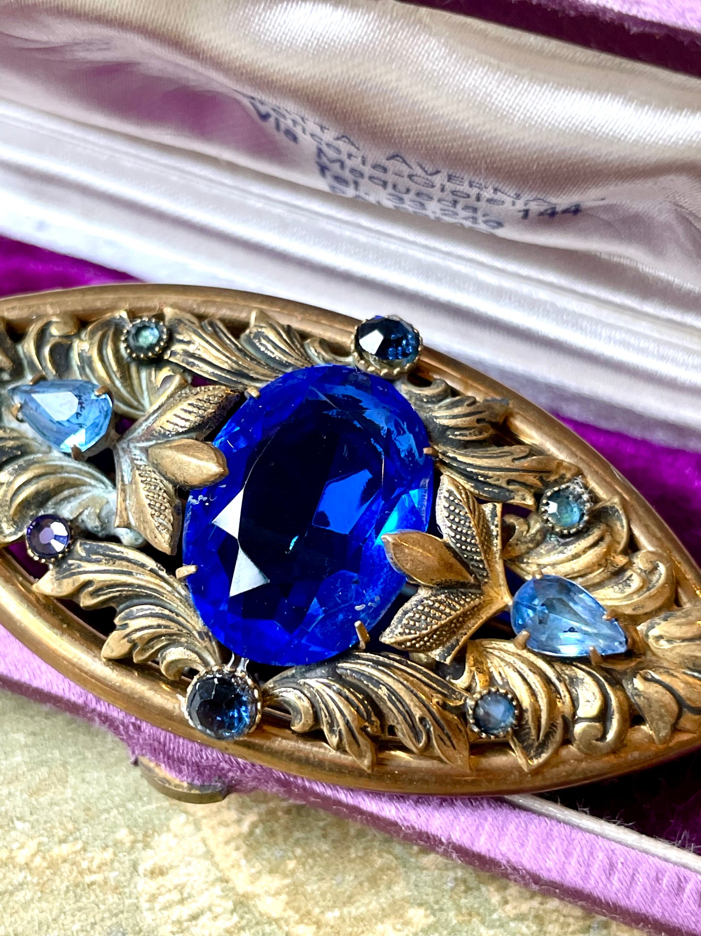 Incantevole spilla cesellata con cristalli blu cobalto, anni ‘50