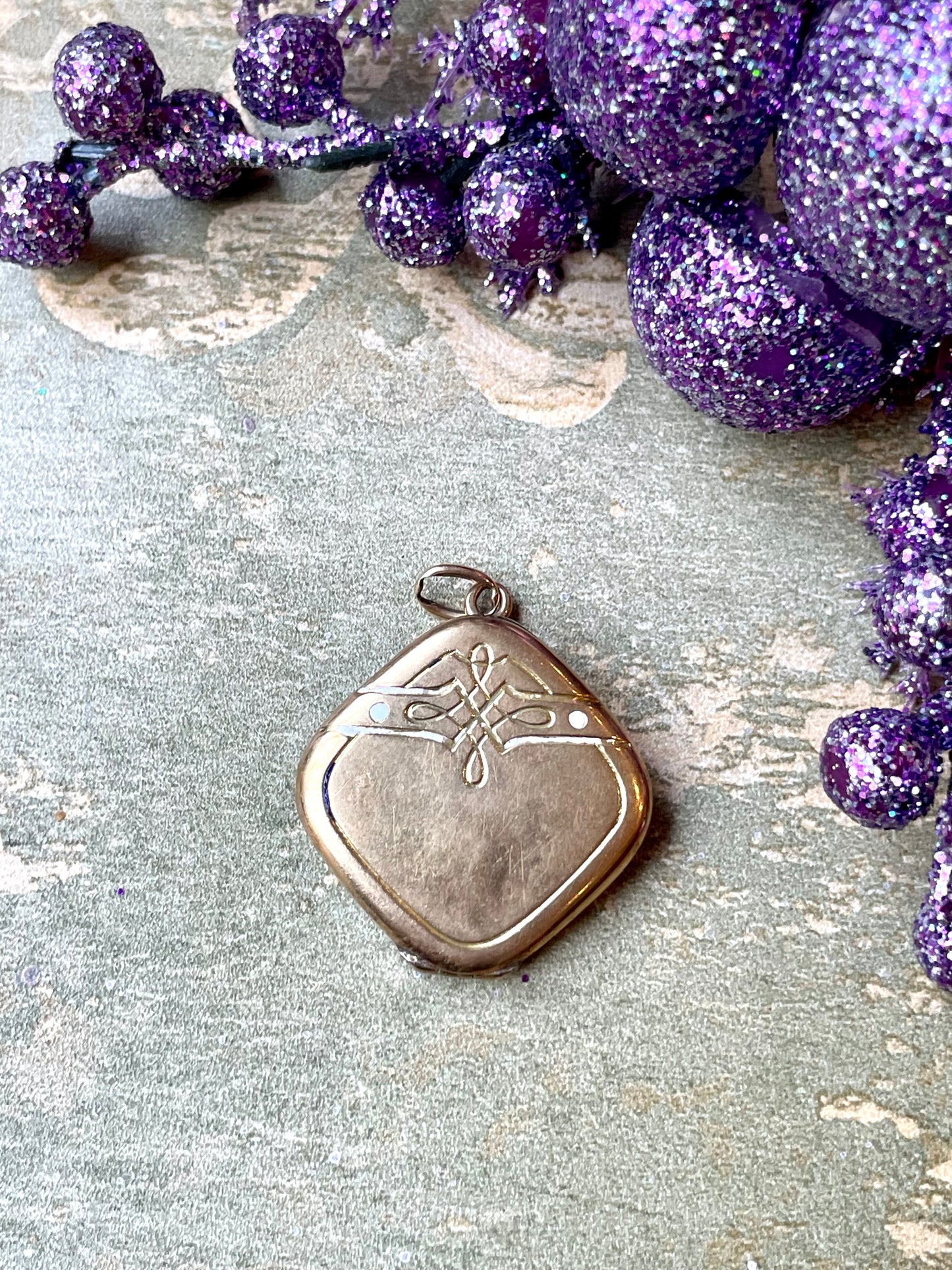 Locket in princisbecco, Art Deco