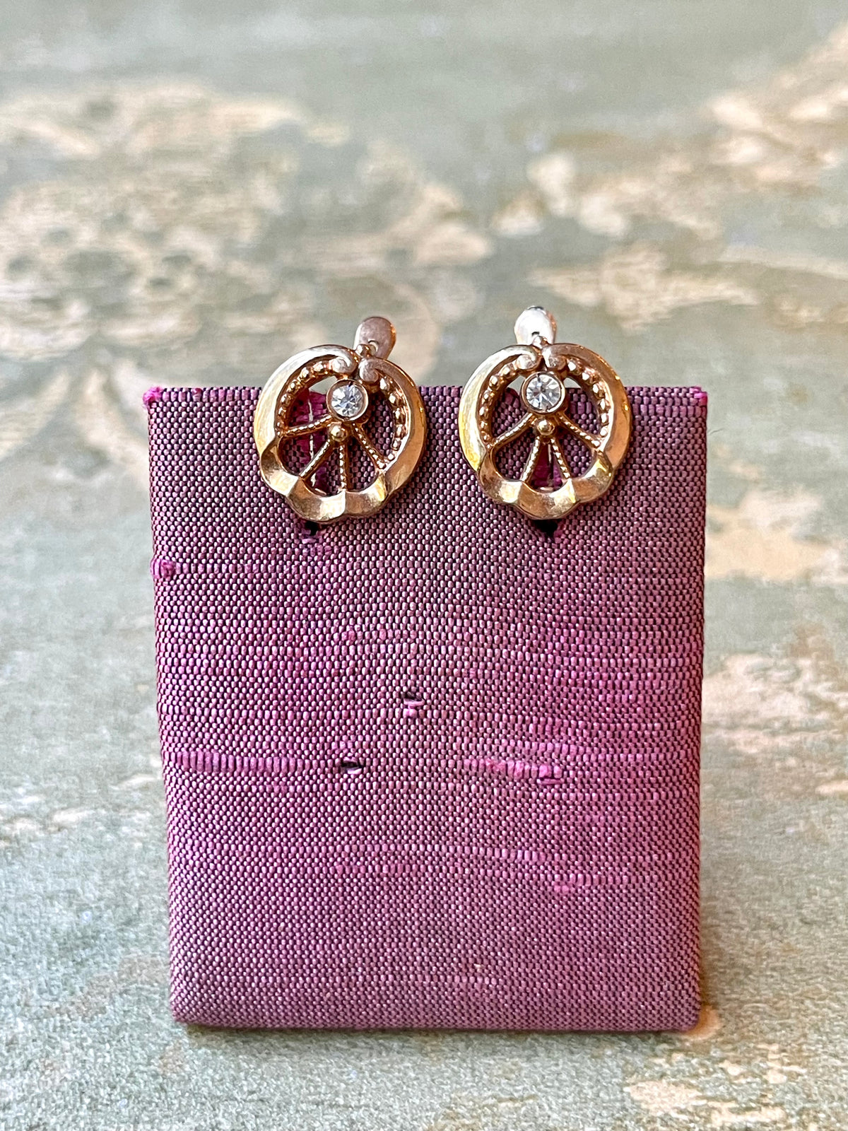 Deliziosi orecchini dorati e strass, stile Liberty