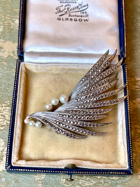 Meravigliosa spilla Piuma in argento, marcassite e perle, anni ‘30/40