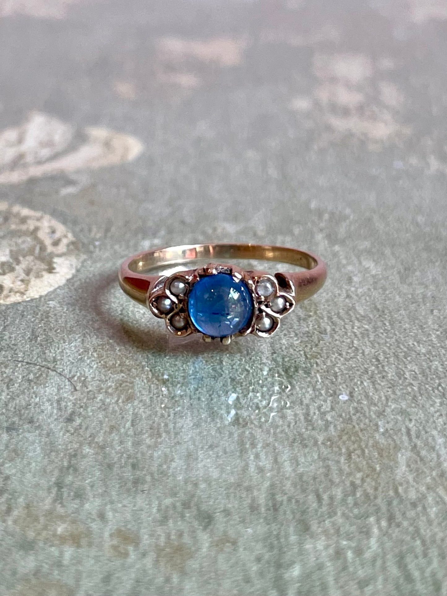 Squisito anello in oro giallo con zaffiro naturale, epoca vittoriana