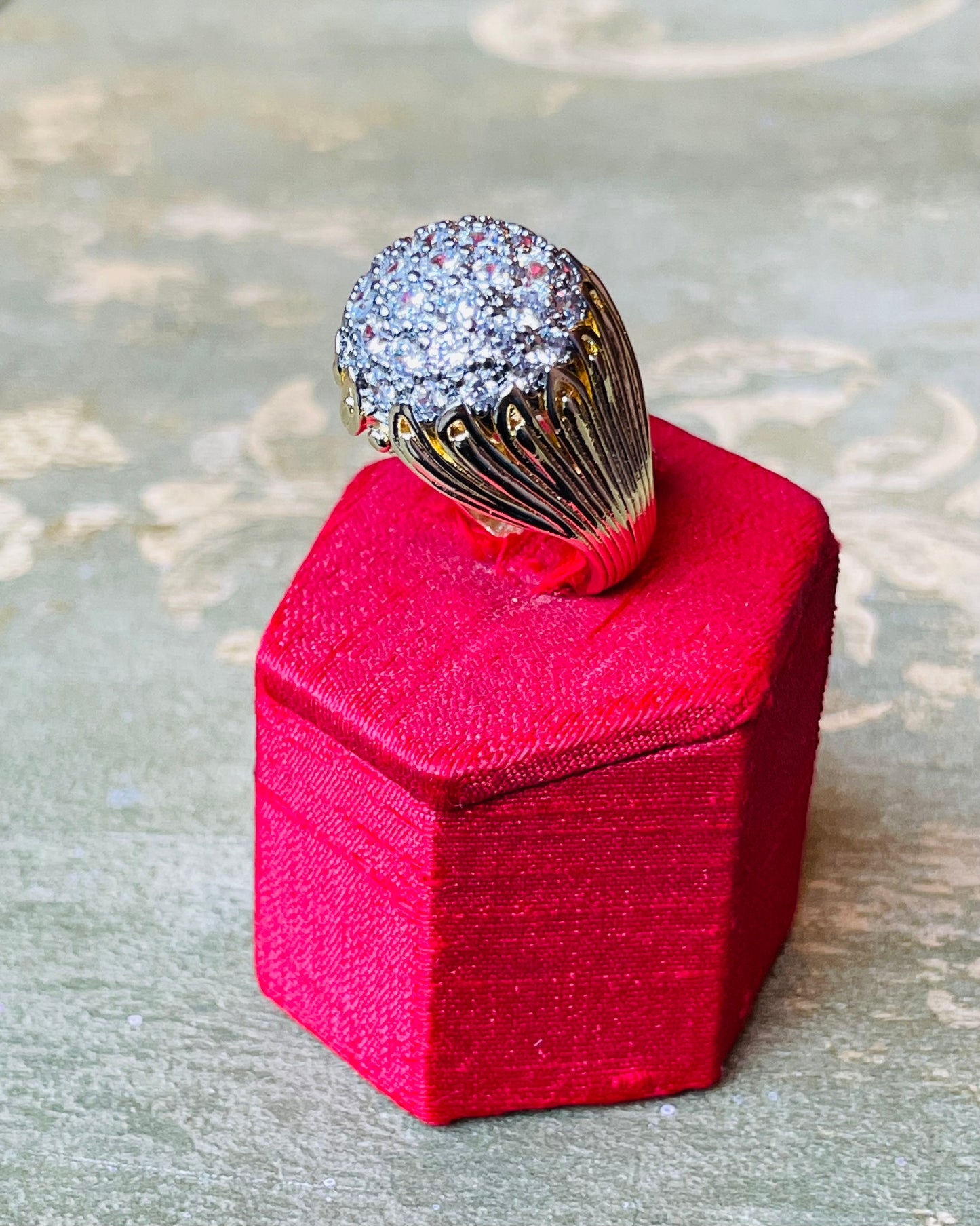 Luminoso cocktail ring con cristalli, anni ‘50